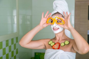 Kadın bir yüz ve boyun maskesi sabah duştan sonra yapar. Güzellik bakımı cilt için