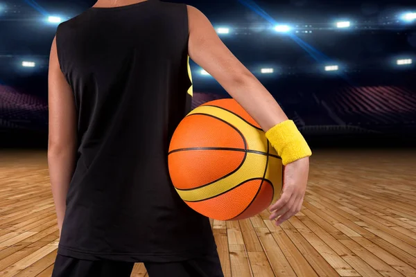 Langkah-langkah kecil dalam basketball.Basketball besar pemain dengan bola di gym . — Stok Foto