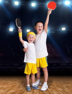 İki kardeş spor salonunda Tenis oynuyorum. Şampiyonlar.