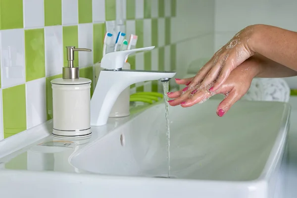 バスルームで石鹸で手を洗う女性. — ストック写真