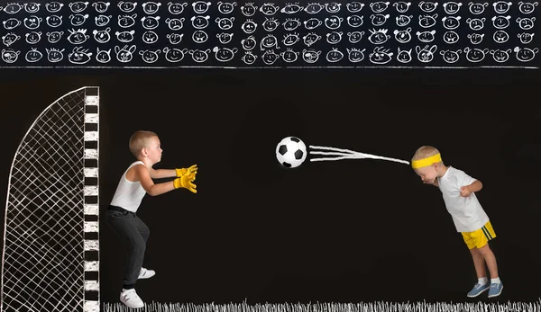 Twee broers voetballen. Tekeningen met krijt op de muur. — Stockfoto