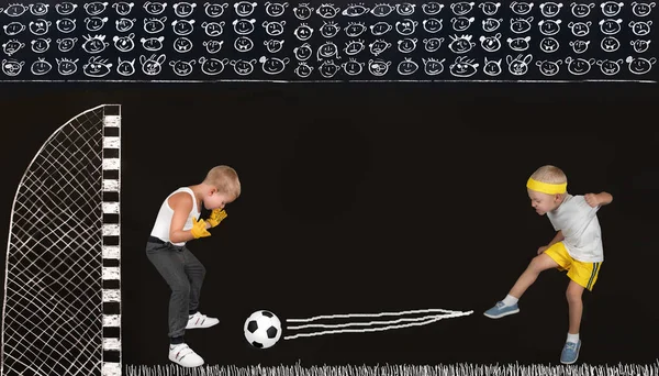 Twee broers voetballen. Tekeningen met krijt op de muur. — Stockfoto