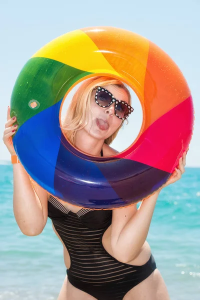  Şişme daire sahilde dinlenme ile bikinili güzel seksi kadın.