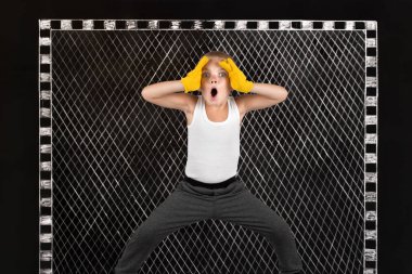 Çocuk Kaleci topu, tebeşir duvardaki bir Goal.Drawings özledim.