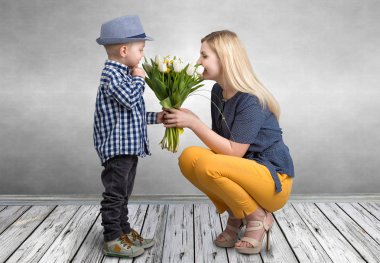 Küçük oğlu sevgili annesi güzel Lale buketi verir. Bahar, kavram aile tatili. Kadınlar Günü.