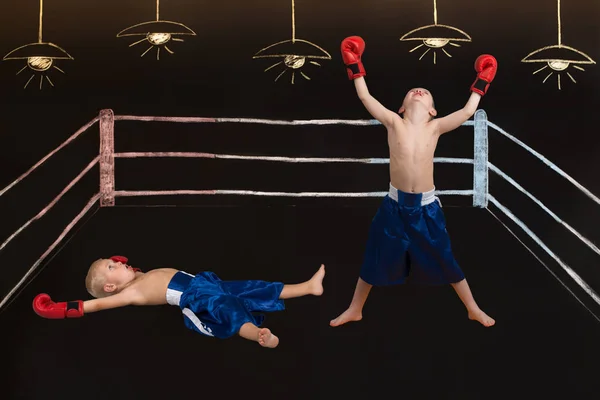 De bokswedstrijd van twee broers. Tekeningen met krijt op de muur. — Stockfoto