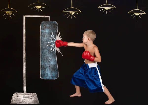 Boy boxer bate um saco de perfuração.Desenhos em giz na parede . — Fotografia de Stock