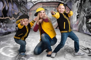 Genç bir anne ve iki genç oğlu hip hop tarzı. Moda aile. Grafiti duvarlara.