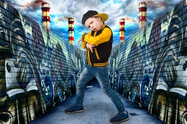 Pojke dansar Hip-Hop. Barnmode. Den unga Rapper.Graffiti på väggarna. Cool HipHop Dj. — Stockfoto