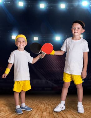  İki kardeş spor salonunda Tenis oynuyorum. Şampiyonlar.