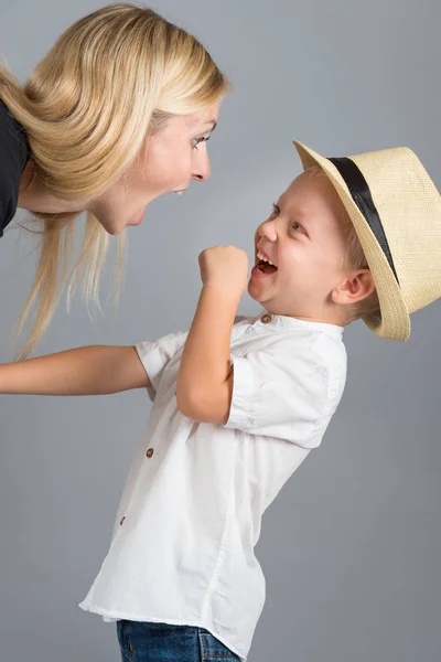 Moeder en zoontje plezier samen. — Stockfoto