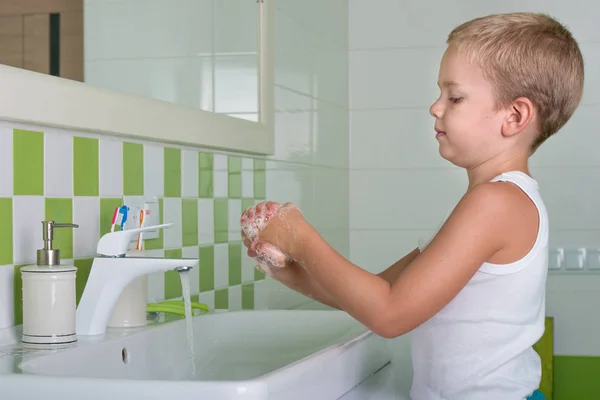 Lavarse las manos con jabón en el baño . — Foto de Stock