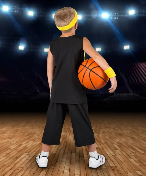 Küçük adımlar büyük bir basketbol. Basketbol oyuncusu topu içinde jimnastik salonu ile.