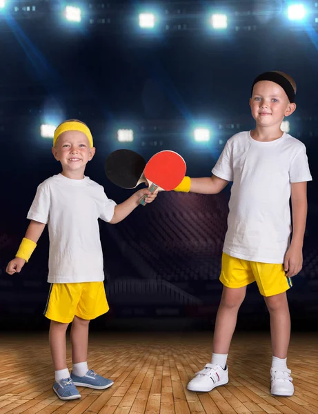  İki kardeş spor salonunda Tenis oynuyorum. Şampiyonlar.