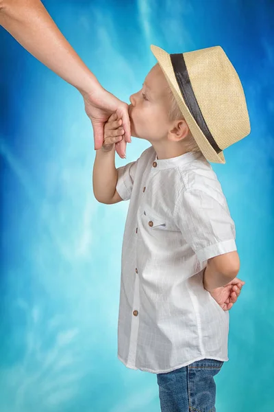 Menino beija a mão da mãe . — Fotografia de Stock