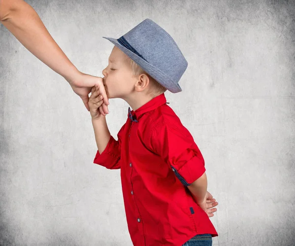 Jongetje kussen de hand van de moeder. — Stockfoto