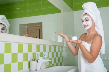 Kadın bir yüz maskesi sabah duştan sonra yapar. Güzellik bakımı cilt için