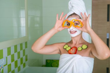 Kadın bir yüz ve boyun maskesi sabah duştan sonra yapar. Güzellik bakımı cilt için