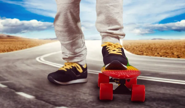 Un niño montando en un skateboard.Feet en un primer plano de monopatín . — Foto de Stock