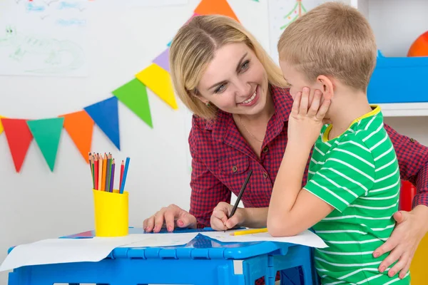 Een kleine jongen trekt met de moeder. Familie vakantie. — Stockfoto