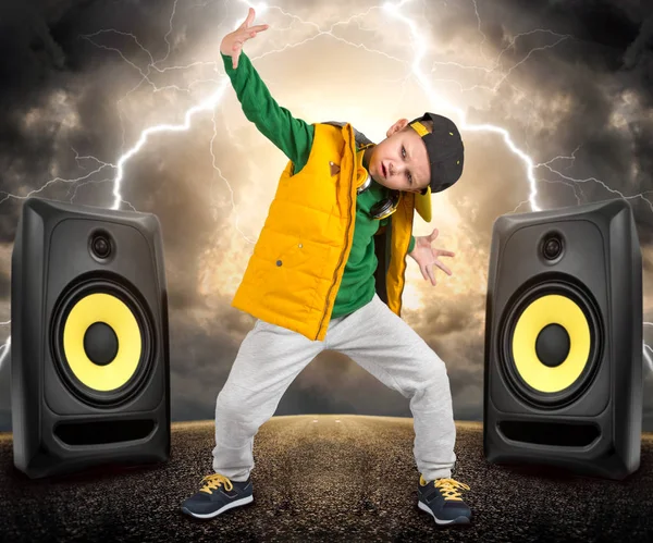 Hip-Hop tarzında küçük çocuk. Çocuk moda. Kap ve ceket. Genç Rapper.Cool dansçı.
