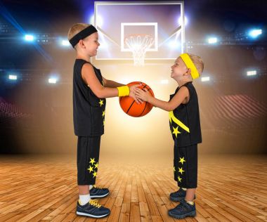  Çocuk basketbol oynuyorum. İki kardeş Top sporları.