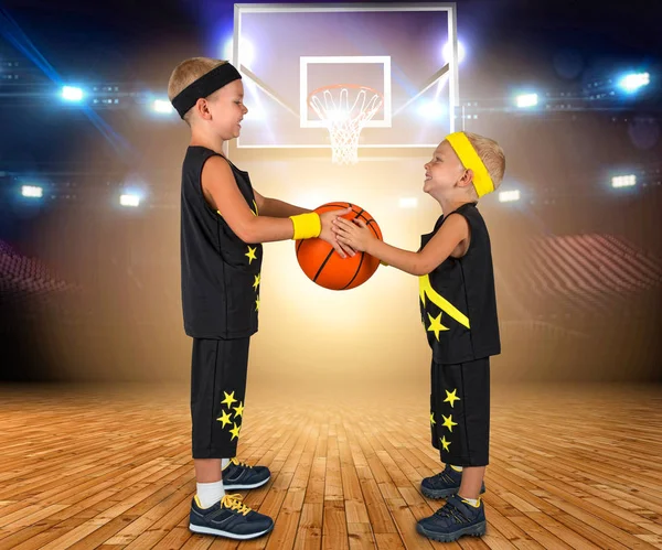  Çocuk basketbol oynuyorum. İki kardeş Top sporları.