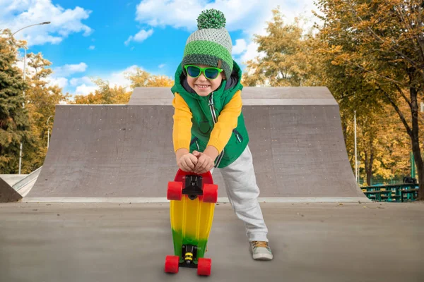 O menino monta seu skate no parque de skate.Esportes radicais . — Fotografia de Stock