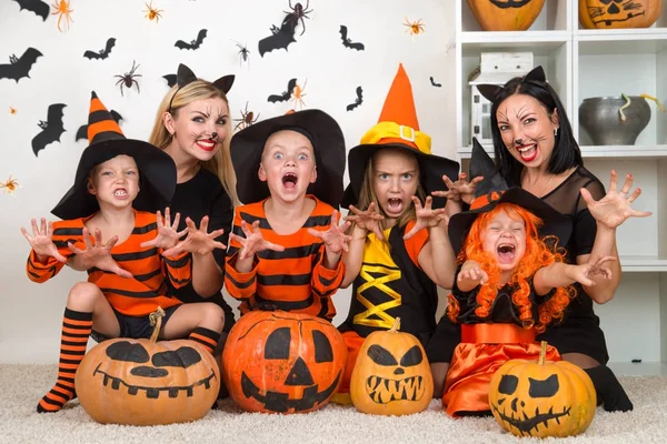 Barn med mammor som firar Halloween. — Stockfoto