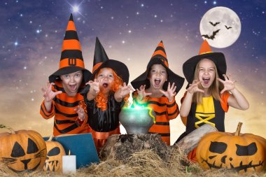 Halloween.The çocuk cadı ve kabak ve büyü kitabı ile kazan iksiri pişirme.