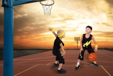 İki kardeş sokakta basketbol oynarken.
