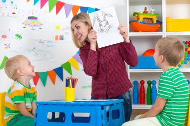 Çocuk anne ve beraberlik resimleri çocuk odası.