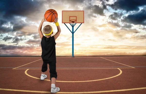Çocuk basketbol sokakta oynuyor..