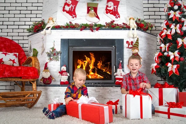 Kellemes karácsonyi ünnepeket és boldog ünnepek! Gyerekek ajándékok nyitott úti Santa Claus.Dreams valóra. — Stock Fotó