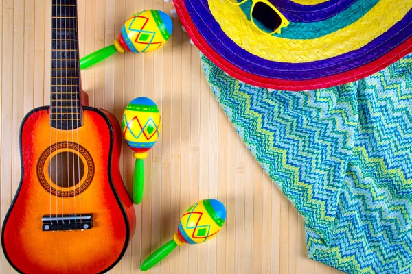 Mexico.Sombrero colorato la chitarra e le maracas su fondo ligneo . — Foto Stock