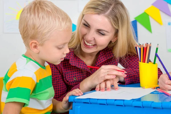 Een kleine jongen trekt met de moeder. Familie vakantie. — Stockfoto