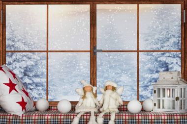 Mutlu Noeller ve mutlu tatiller! Güzel bir Noel pencere için dekore edilmiştir. Kış orman evin penceresinden.