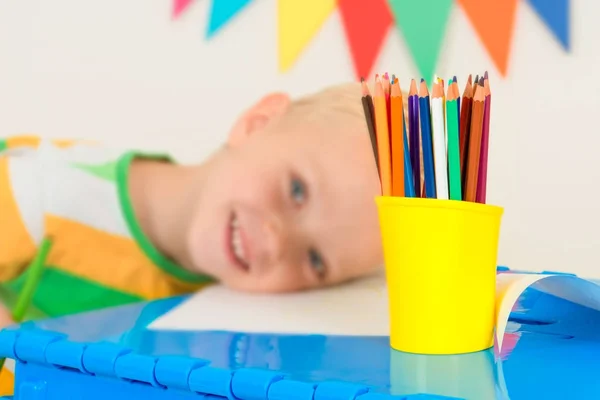 Jongetje tekenen met kleurpotloden. Potloden close-up. — Stockfoto