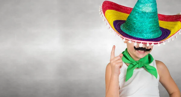 Lustiger Junge mit falschem Schnurrbart mexikanischer Sombrero. — Stockfoto