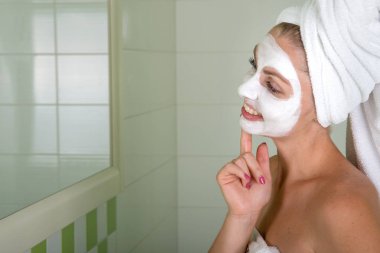Kadın bir yüz maskesi sabah duştan sonra yapar. Güzellik bakımı cilt için