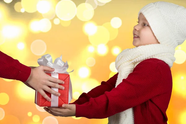A testvérek a karácsonyi ajándékok cseréje. A kezek, a gyermek egy ajándék. Kellemes karácsonyi ünnepeket és boldog ünnepek! — Stock Fotó
