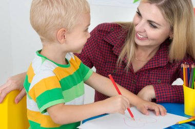 Küçük bir çocuk annesi ile çizer. Aile Eğlence.