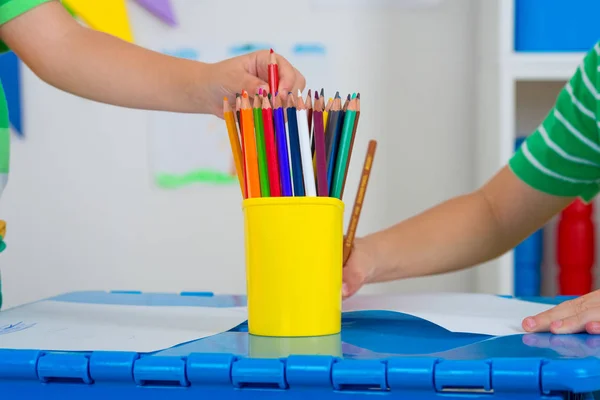 Kinderen tekenen met kleurpotloden. Potloden close-up. — Stockfoto