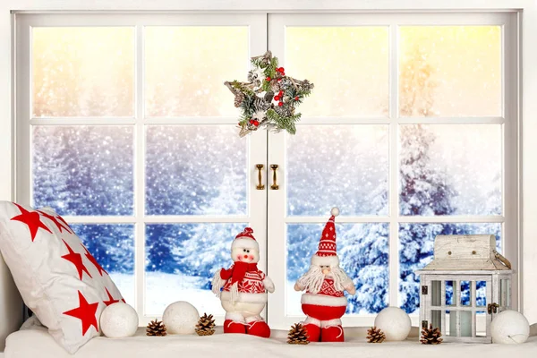 Mutlu Noeller ve mutlu tatiller! Güzel bir Noel pencere için dekore edilmiştir. Kış orman evin penceresinden.