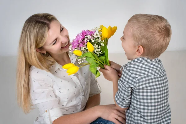 儿子送给心爱的母亲一束美丽的郁金香 庆祝的概念 妇女节 — 图库照片