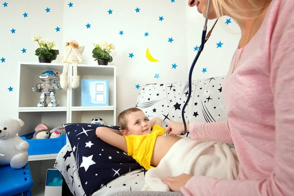 Mãe Ouve Batimento Cardíaco Fonendoscópio Filho Bebê Está Mais Cama — Fotografia de Stock