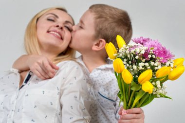 Oğlu sevgili annesi Lale güzel bir buket verir. Kutlama, kavramı kadınlar günü.