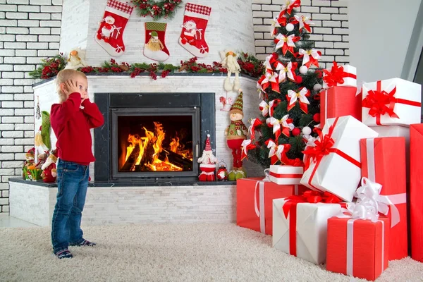 Kellemes Ünnepeket Aranyos Kis Gyerek Talált Sok Ajándék Karácsonyfa Alatt — Stock Fotó