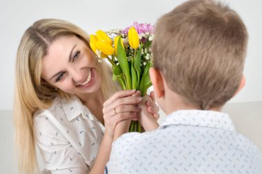 Oğlu sevgili annesi Lale güzel bir buket verir. Kutlama, kavramı kadınlar günü.