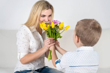 Oğlu sevgili annesi Lale güzel bir buket verir. Kutlama, kavramı kadınlar günü.